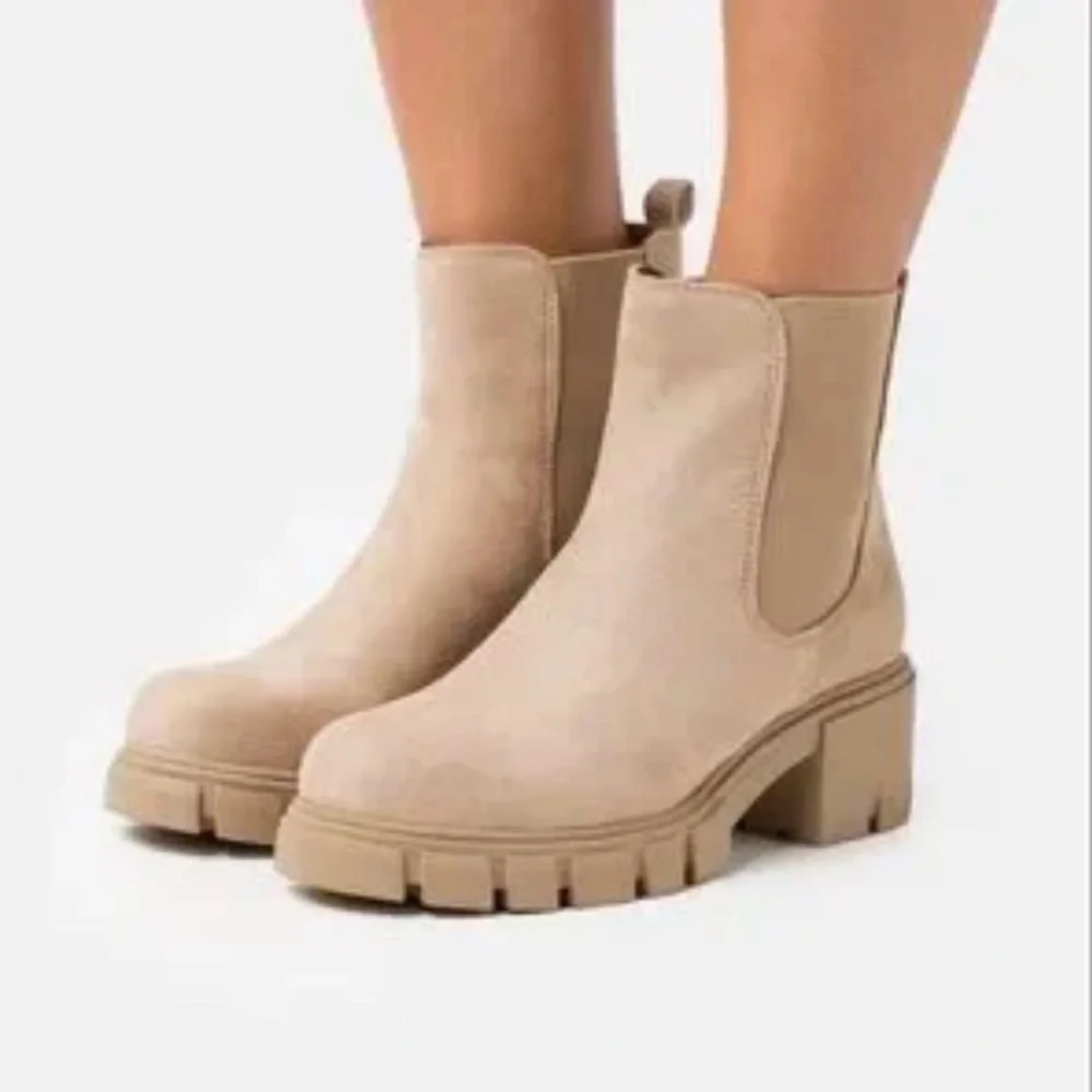 Madden girl tan chunky 90’s platform Tessa Chelsea boots